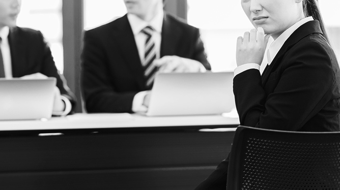 説明を怪しむ転職したい女性の画像